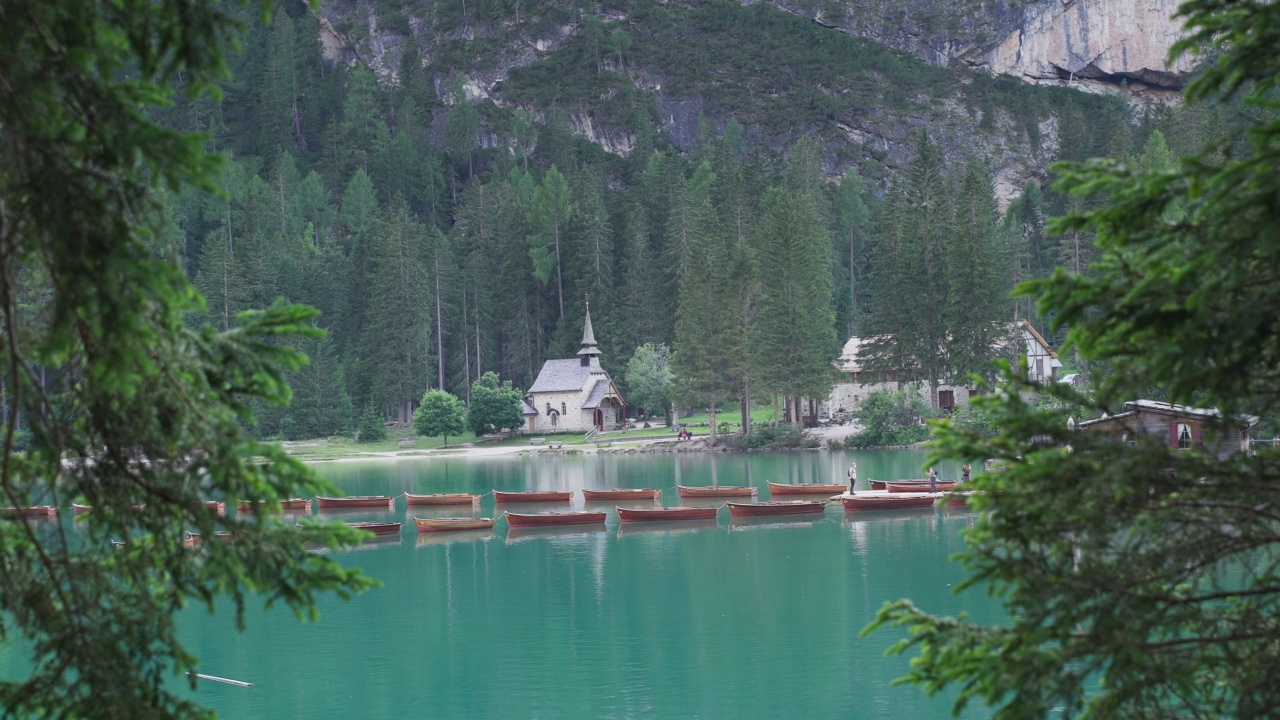 Pragser Wildsee (Lake Prags) (Lake Braies)山湖划船，Seekofel, Dolomites，南蒂罗尔，上阿迪杰，意大利，欧洲视频素材