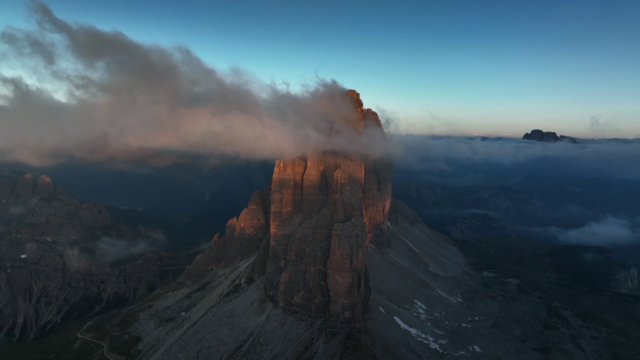 追踪无人机视频显示意大利白云石拉瓦雷多Tre Cime di Lavaredo的日出视频素材