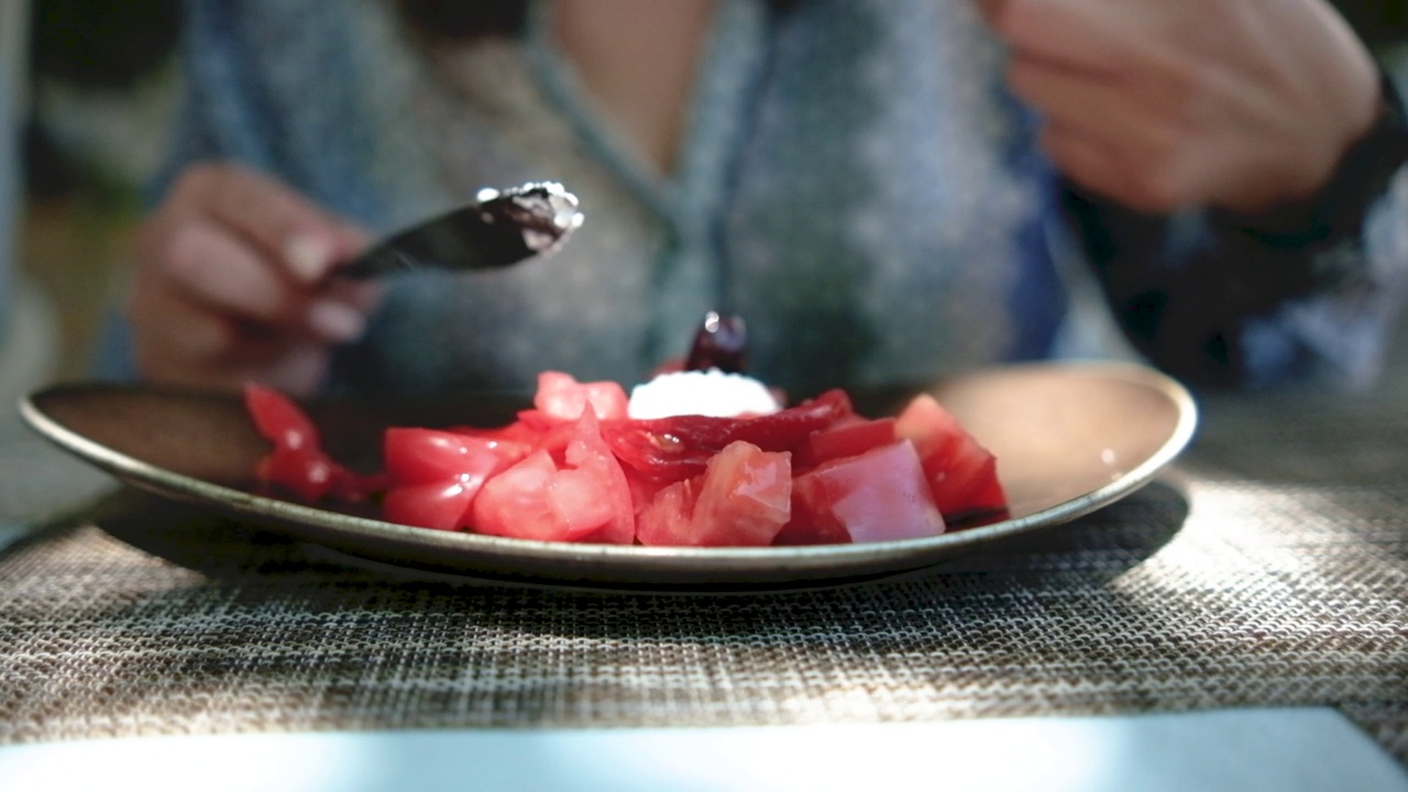 一个女人在吃素食沙拉视频素材