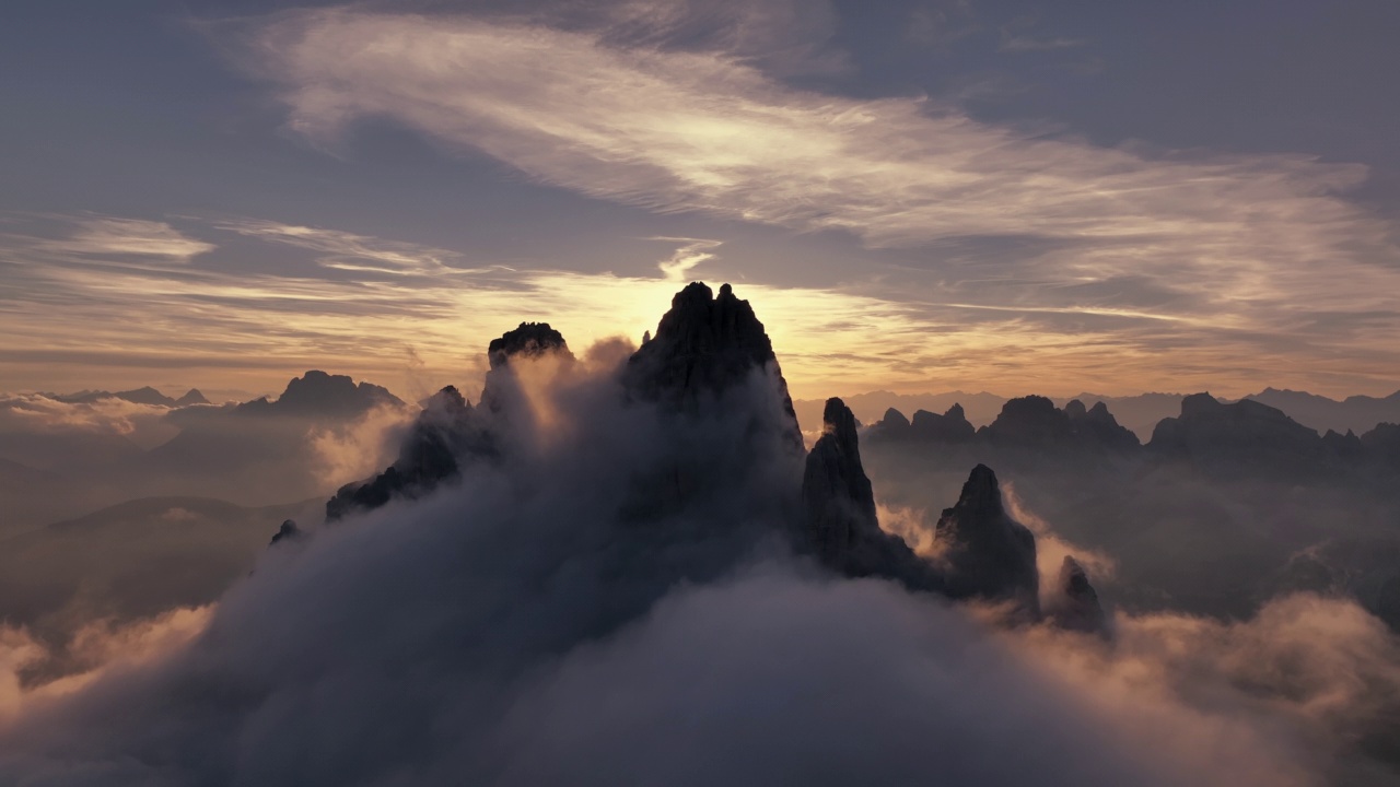 从空中拍摄的意大利白云石，拉瓦雷多Tre Cime di Lavaredo的日落视频素材