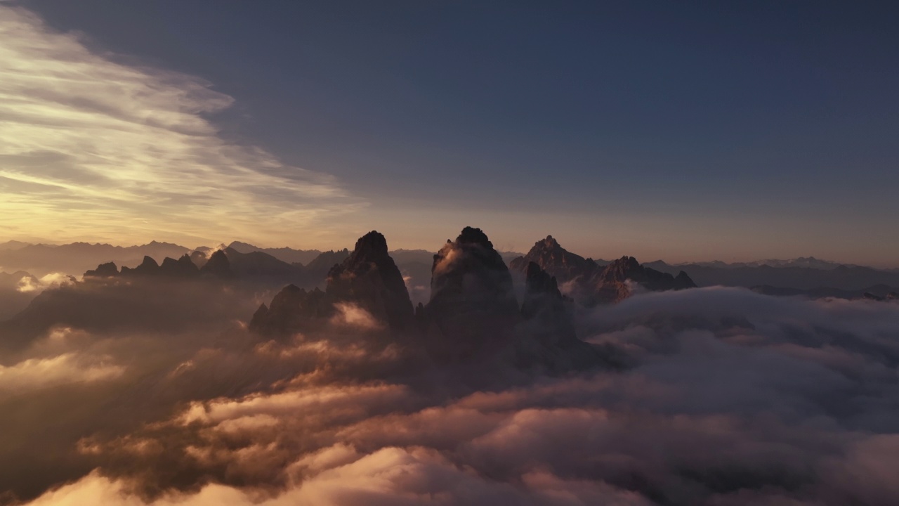 宏伟的无人机视频显示日落时分的Tre Cime di Lavaredo, Dolomites，意大利视频素材