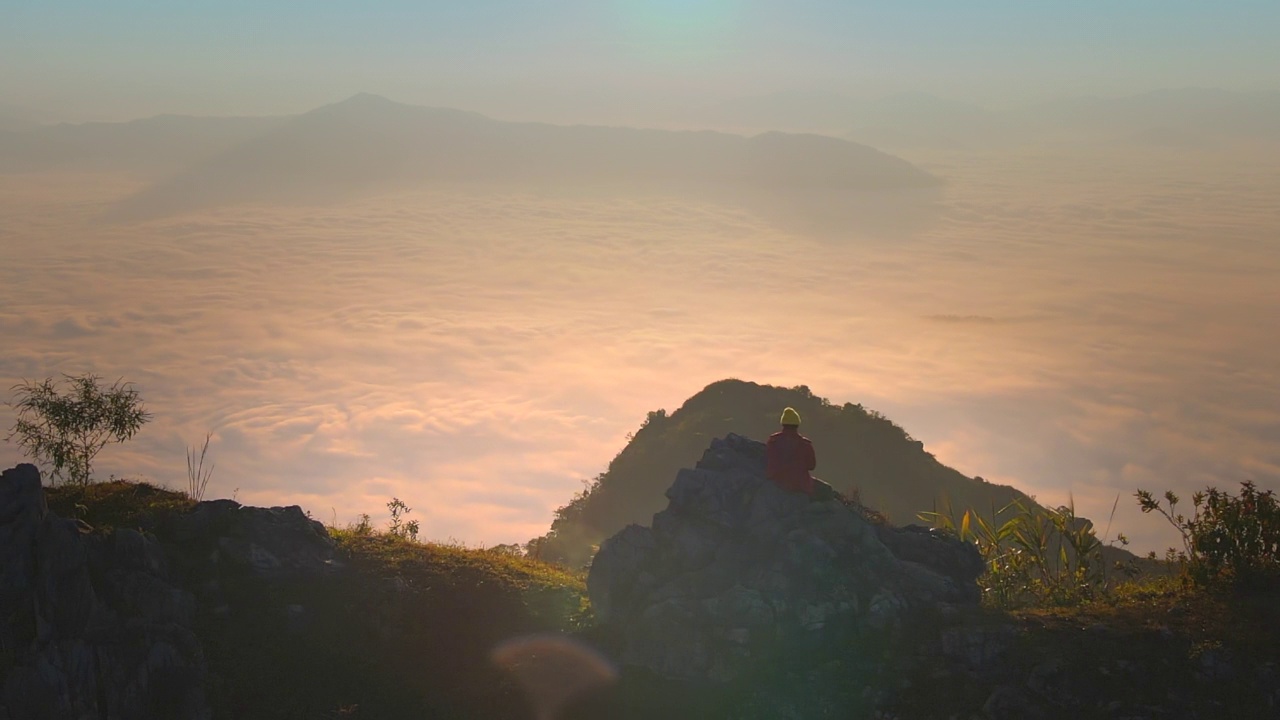 在山雾中旅行视频素材