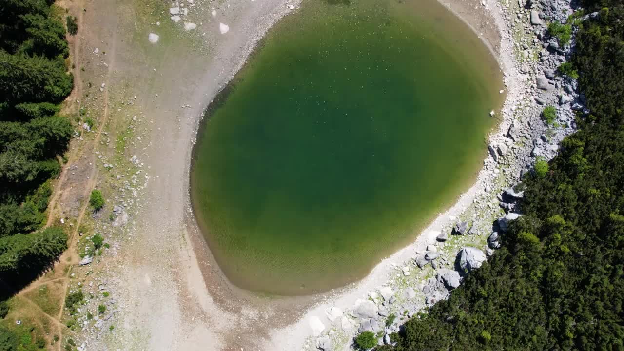 无人机查看Jablan Jezero和山脉，Durmitor, Montenegro视频素材