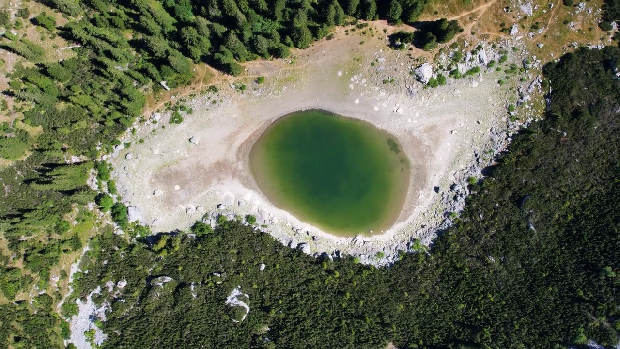 无人机查看Jablan Jezero和山脉，Durmitor, Montenegro视频素材