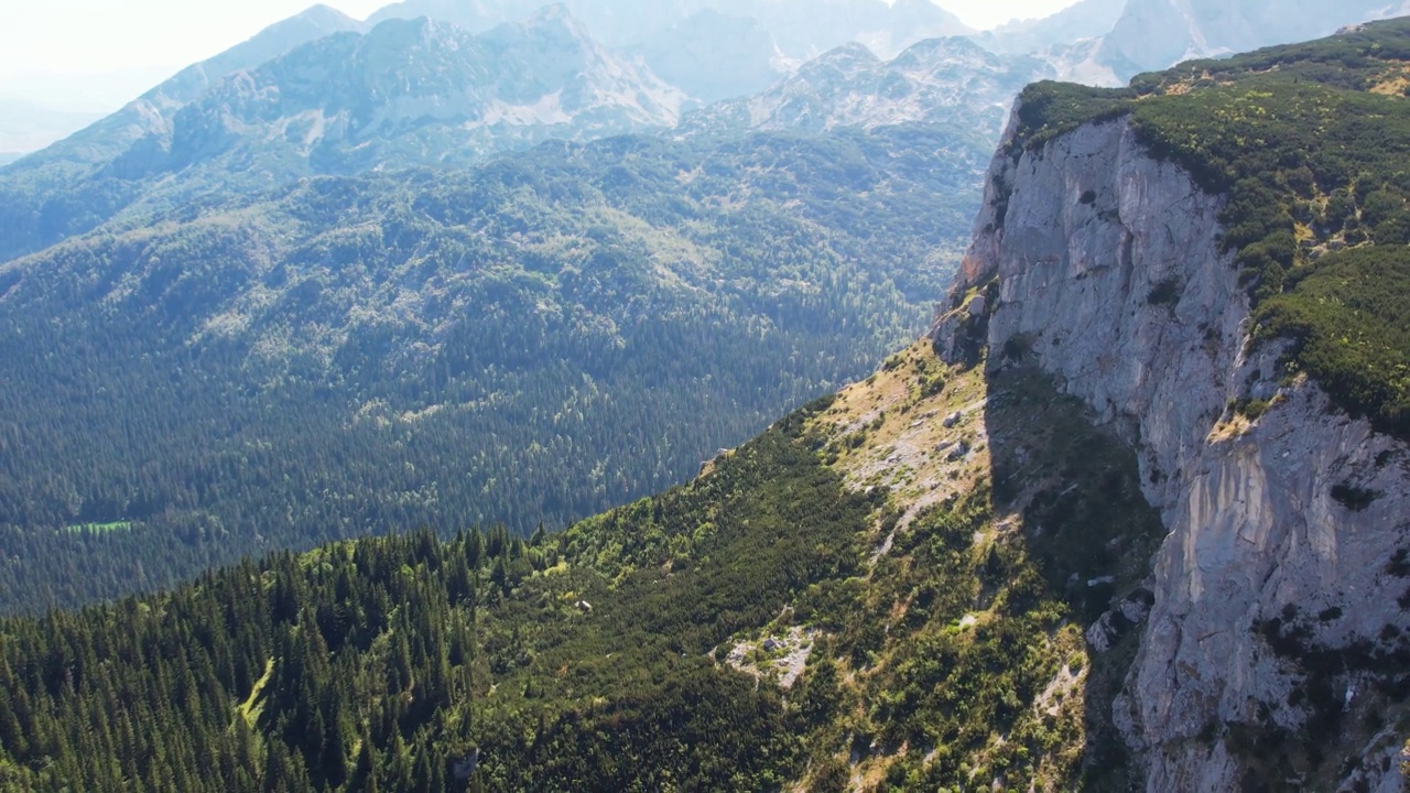 无人机查看Jablan Jezero和山脉，Durmitor, Montenegro视频素材