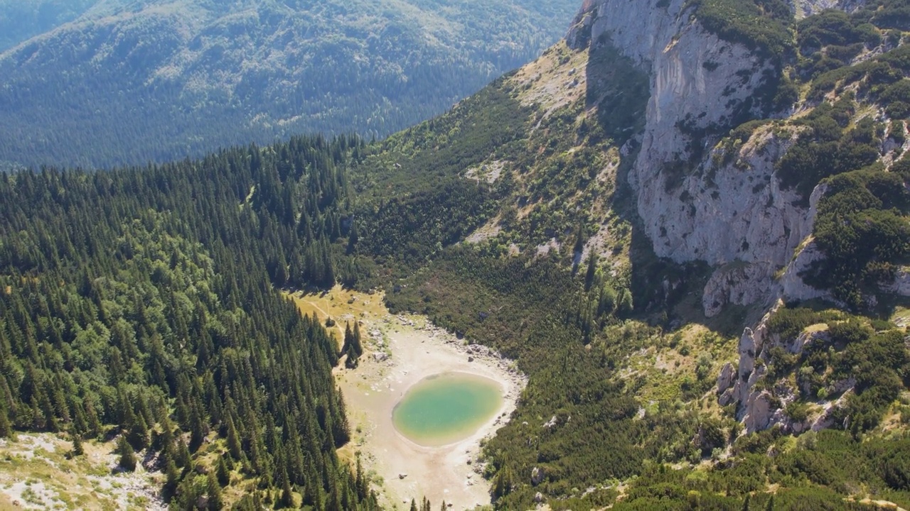 无人机查看Jablan Jezero和山脉，Durmitor, Montenegro视频素材