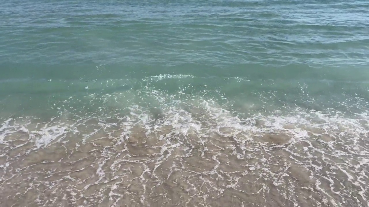 夏天炎热，海滩和清澈的大海为背景和暑假视频素材