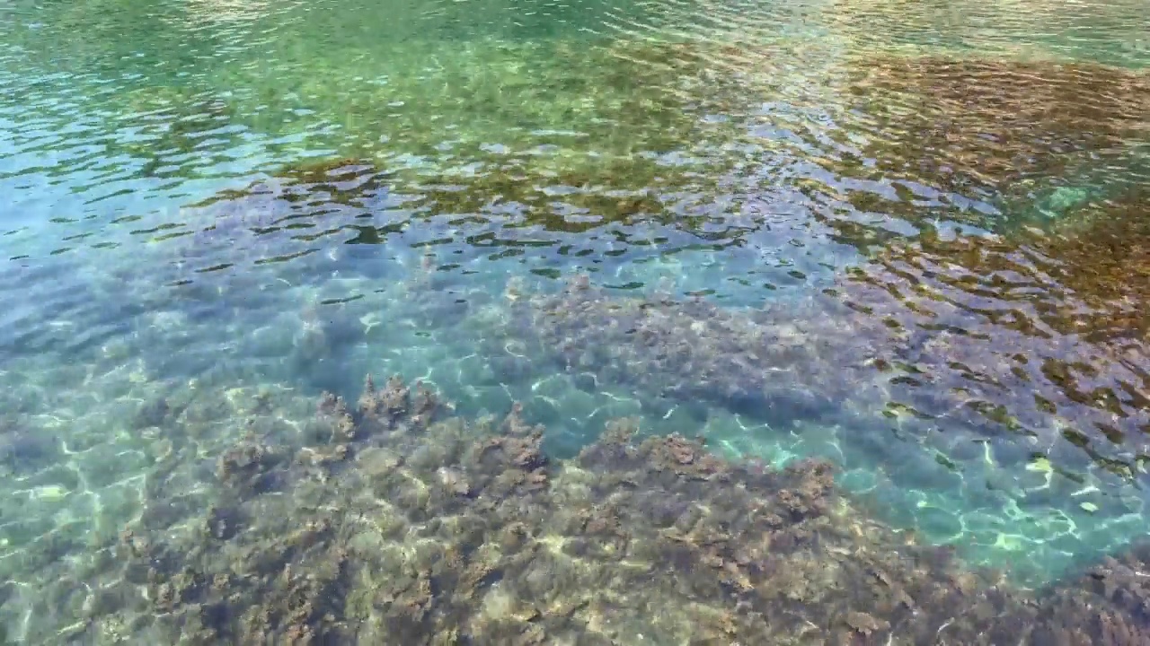 波光粼粼的海蓝色碧蓝的水平静的表面在天堂泻湖。视频素材