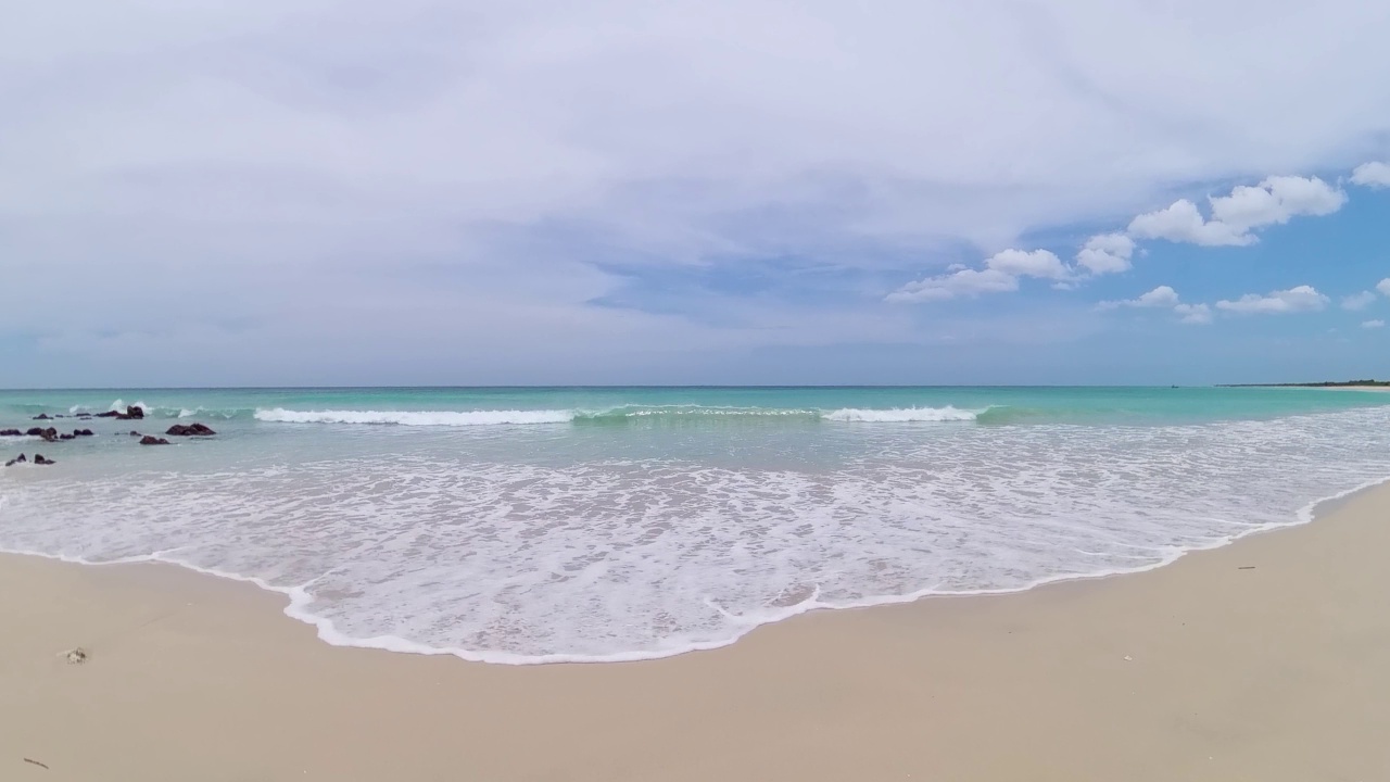 海景:斯里兰卡美丽的沙滩。视频素材