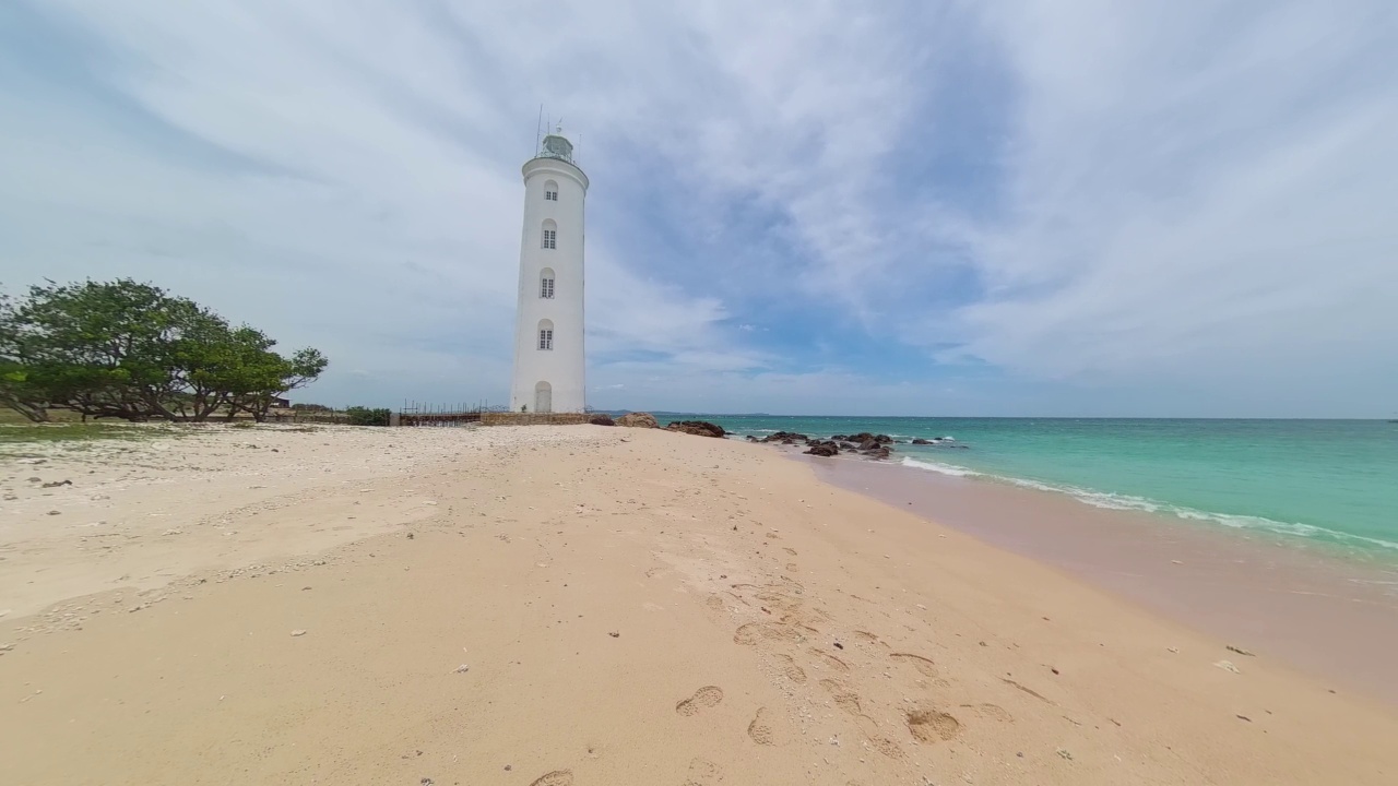 海景，沙滩和灯塔。斯里兰卡。视频素材