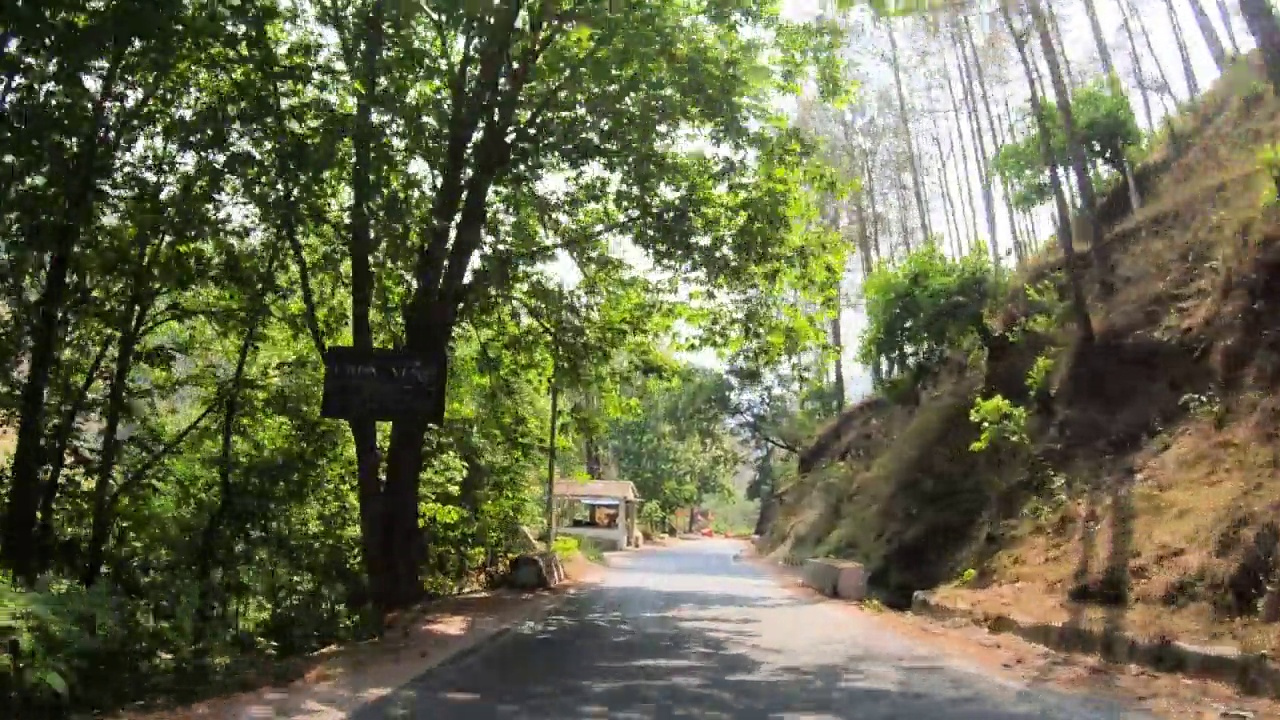 行驶在北阿坎德邦山区一条弯弯曲曲的公路上视频素材