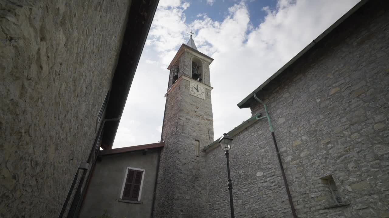 Chiesa Sant’antonio Abate在维齐奥，靠近意大利北部的科莫湖，伦巴第，意大利湖，意大利，欧洲视频素材