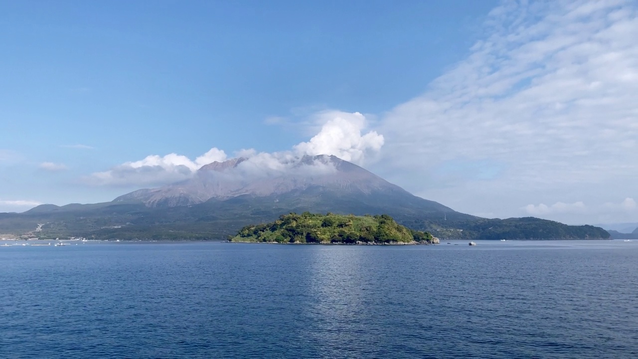 蓝天下的樱岛，大海的景色。日本鹿儿岛。视频素材