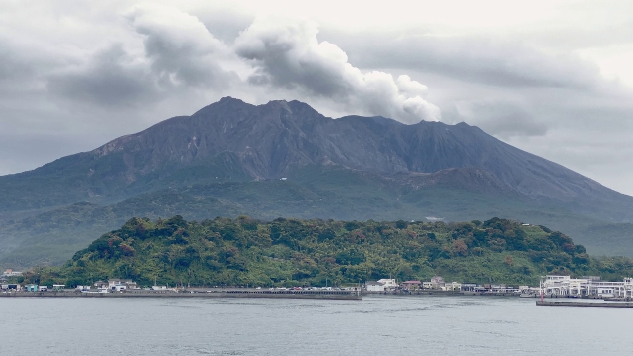 雨中冒着火山烟雾的樱岛金科湾，海景。日本鹿儿岛。视频素材