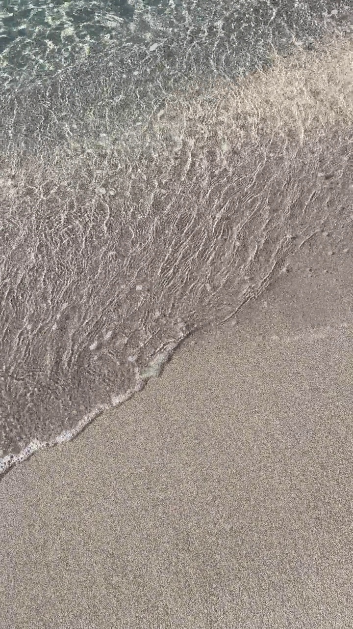 夏天炎热，海滩和清澈的大海为背景和暑假视频素材