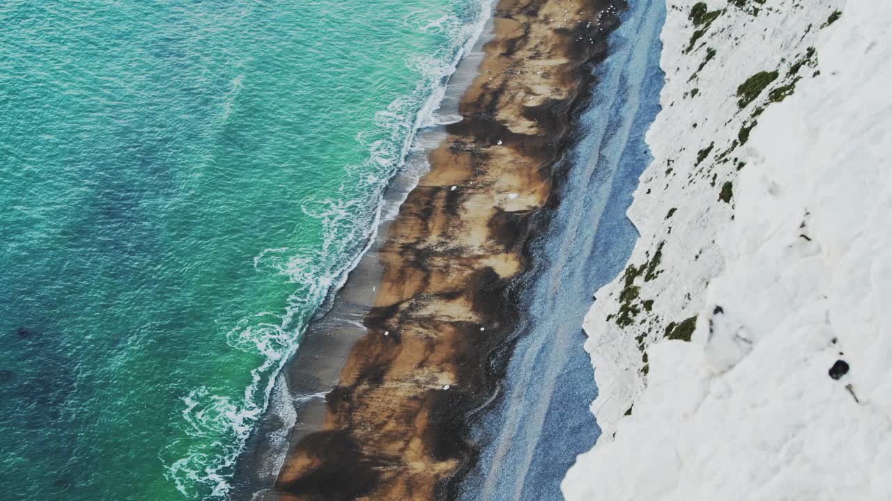 海岸线无人机海浪打破在沙滩上的白色粉笔悬崖在海岸显示模式和美丽的自然视频素材