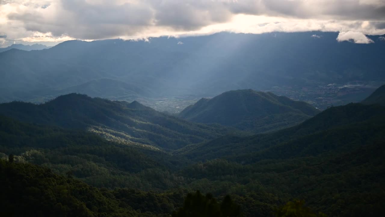 雨过山岭，云过大气，心情时过境迁。视频素材