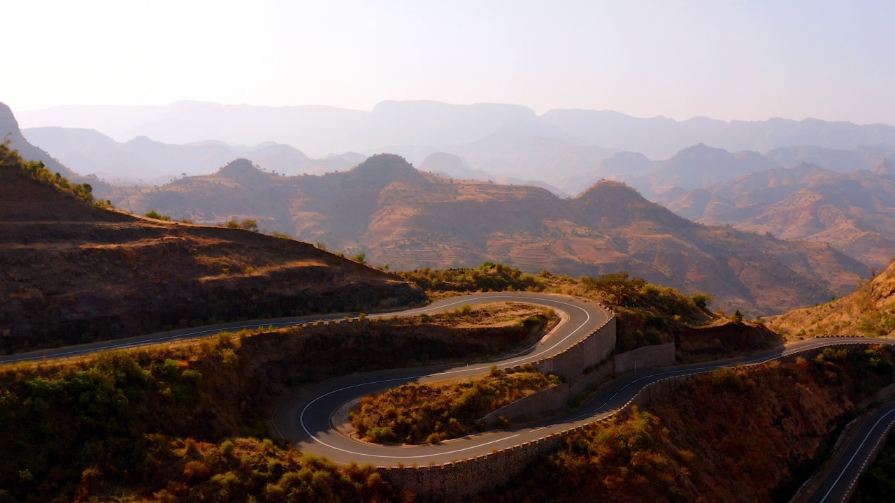 埃塞俄比亚山区的一条陡峭的道路视频素材