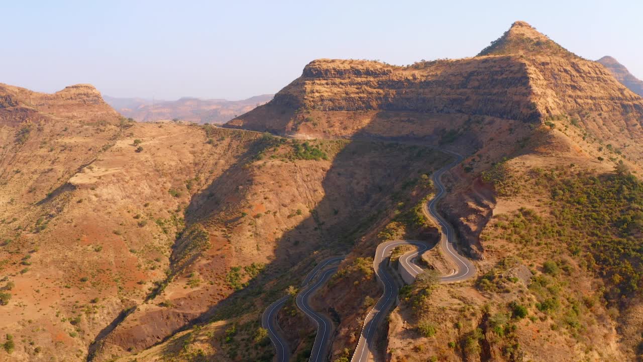 埃塞俄比亚山区的一条陡峭的道路视频素材