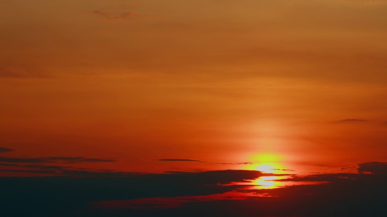 夕阳天空自然背景。大而明亮的太阳在地平线上落下。时间流逝。视频素材