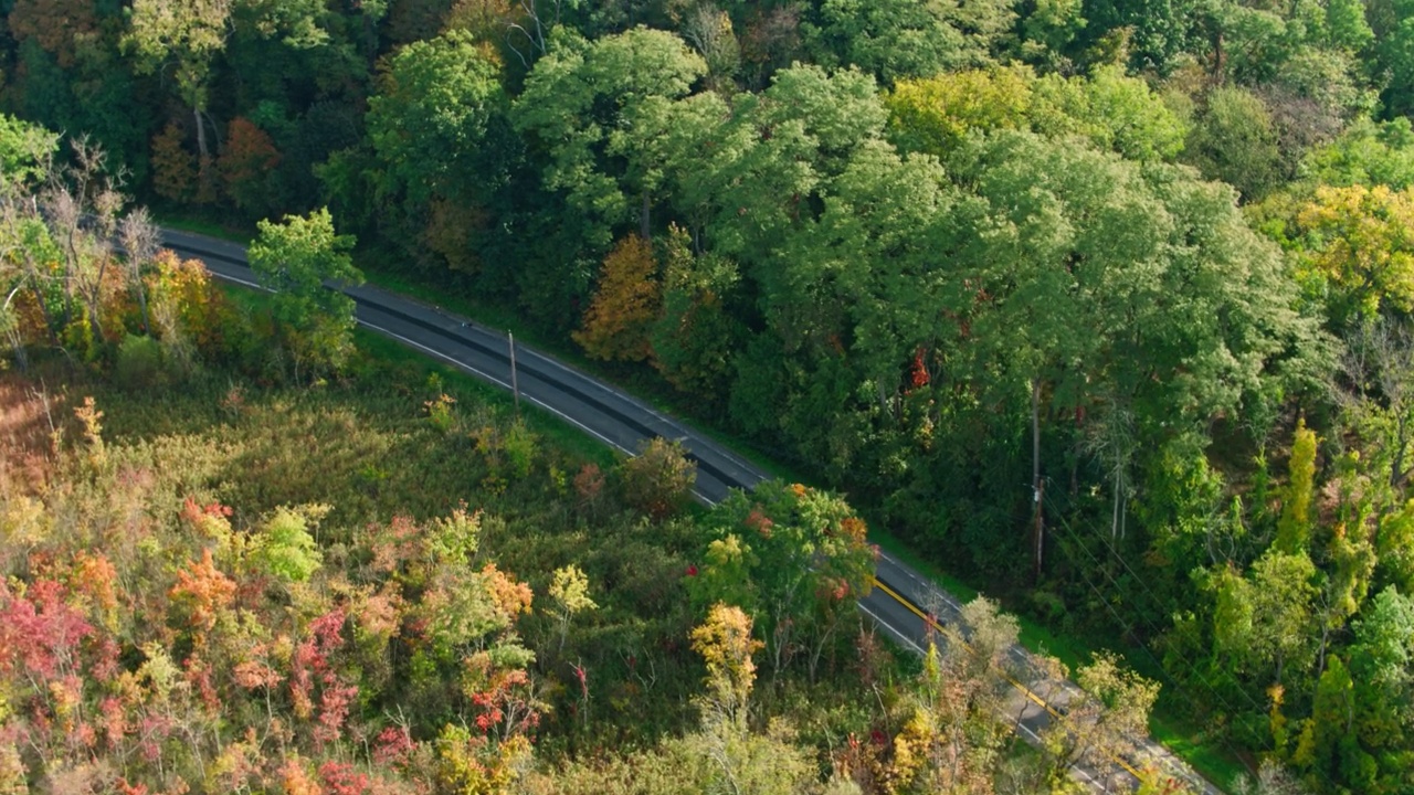 鸟瞰图，卡车在纽约乡村粉刷道路视频素材