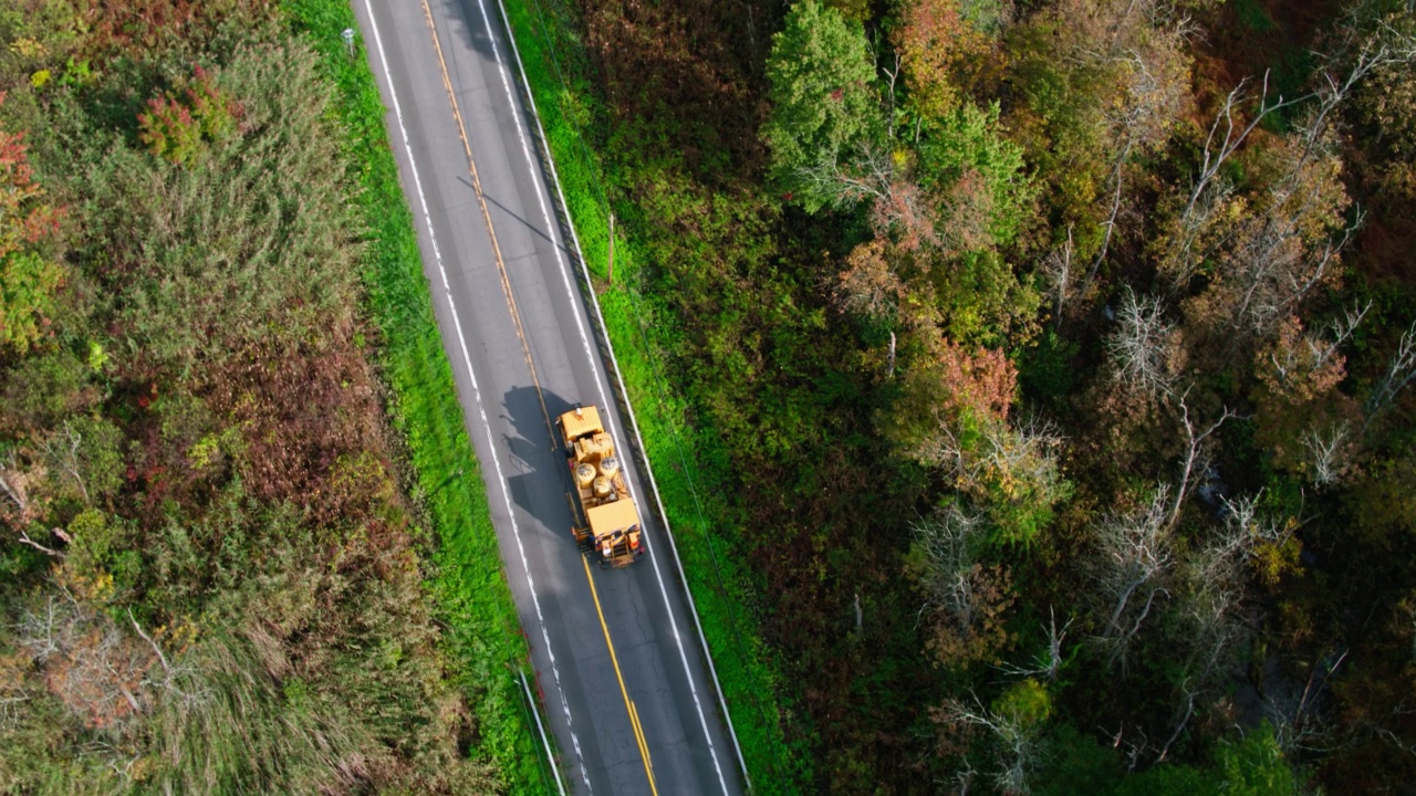 高角度鸟瞰图的卡车油漆道路在纽约农村视频素材