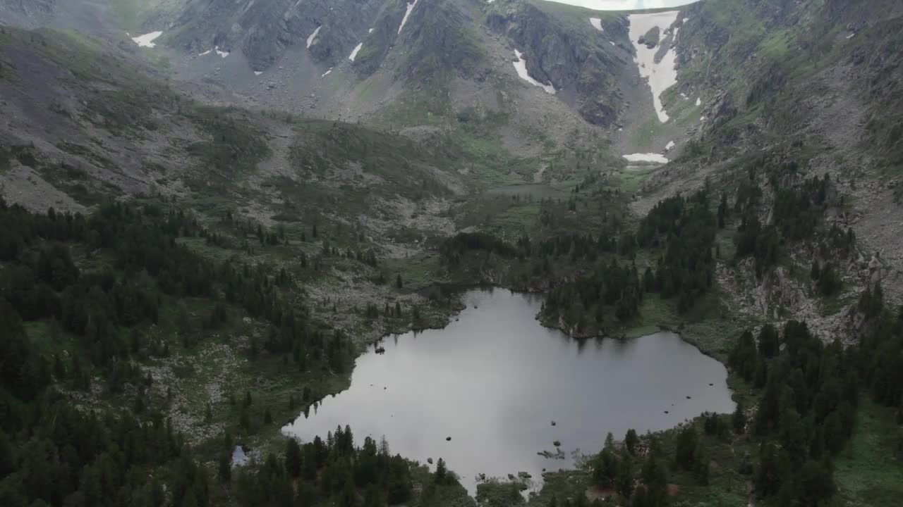 阿尔泰山脉中的卡拉科尔湖和绿色森林视频素材