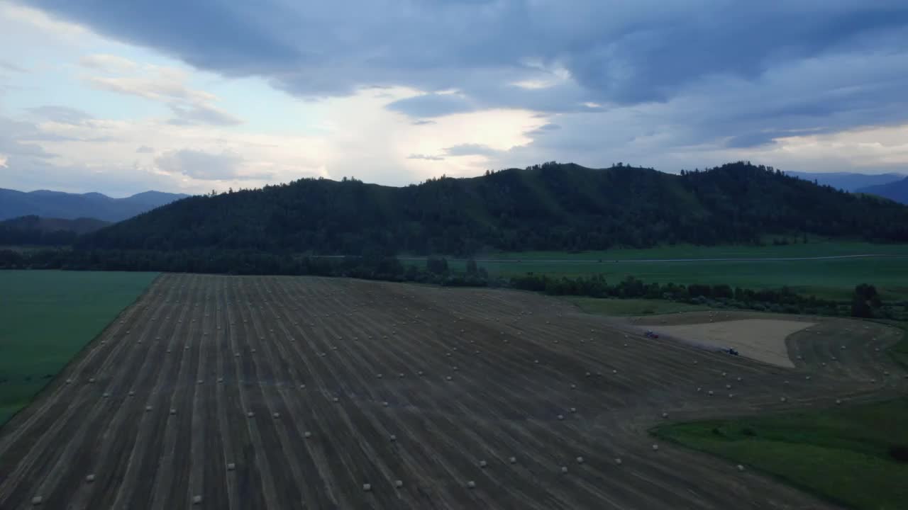 雷雨天气下的阿尔泰棕色田野视频素材