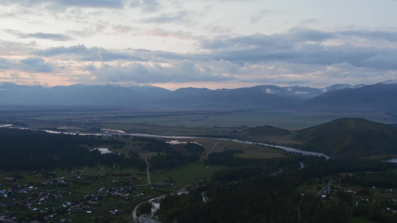 阿尔泰山谷的天线和夕阳下的乡村房屋视频素材