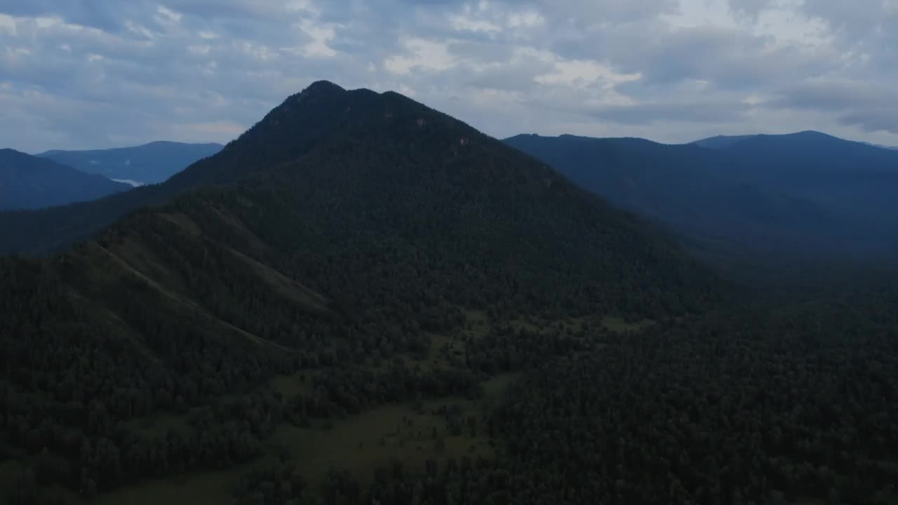 在落日的天空下，从无人机上俯瞰阿尔泰雄伟的山谷视频素材