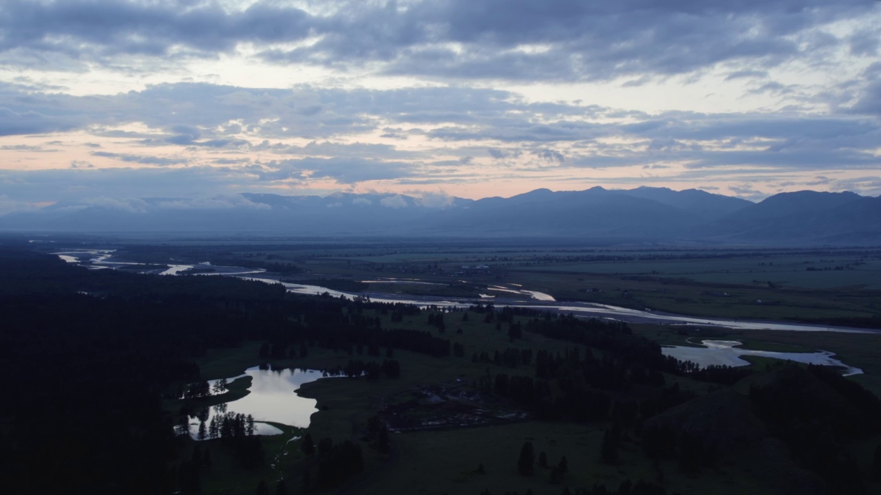 阿尔泰山谷的天线和夕阳下的乡村房屋视频素材