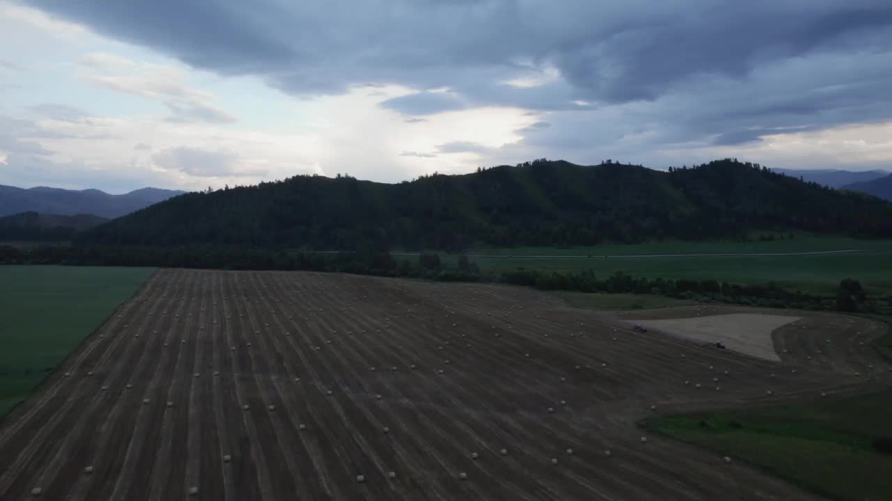 雷雨天气下的阿尔泰棕色田野视频素材