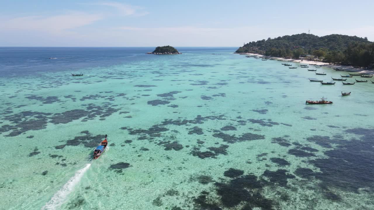 在泰国南部的里皮岛，一艘游船飞过清澈的海洋和珊瑚视频素材