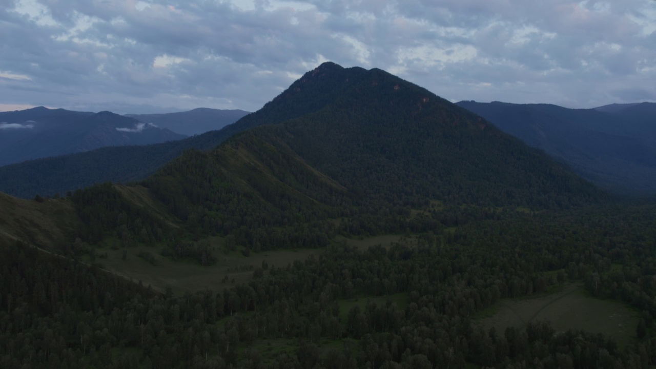 阿尔泰山谷中雄伟的山脉在夕阳下的天空视频素材