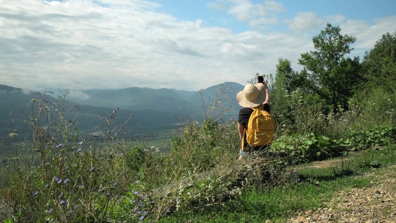 女游客在山上独自旅行时用手机自拍视频素材