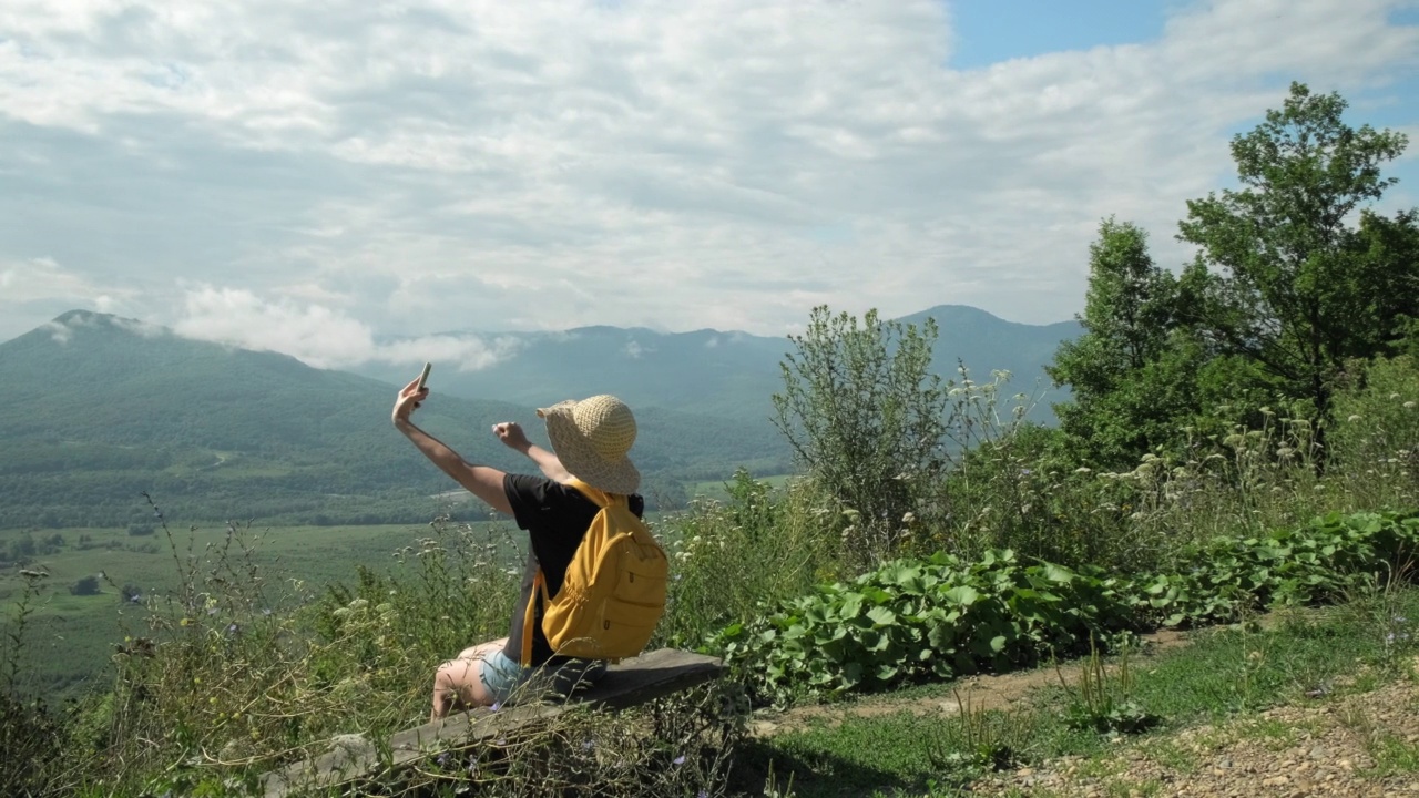 旅行者在山上独自旅行时用手机看在线视频视频素材