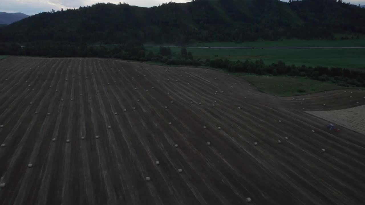 雷雨天气下的阿尔泰棕色田野视频素材