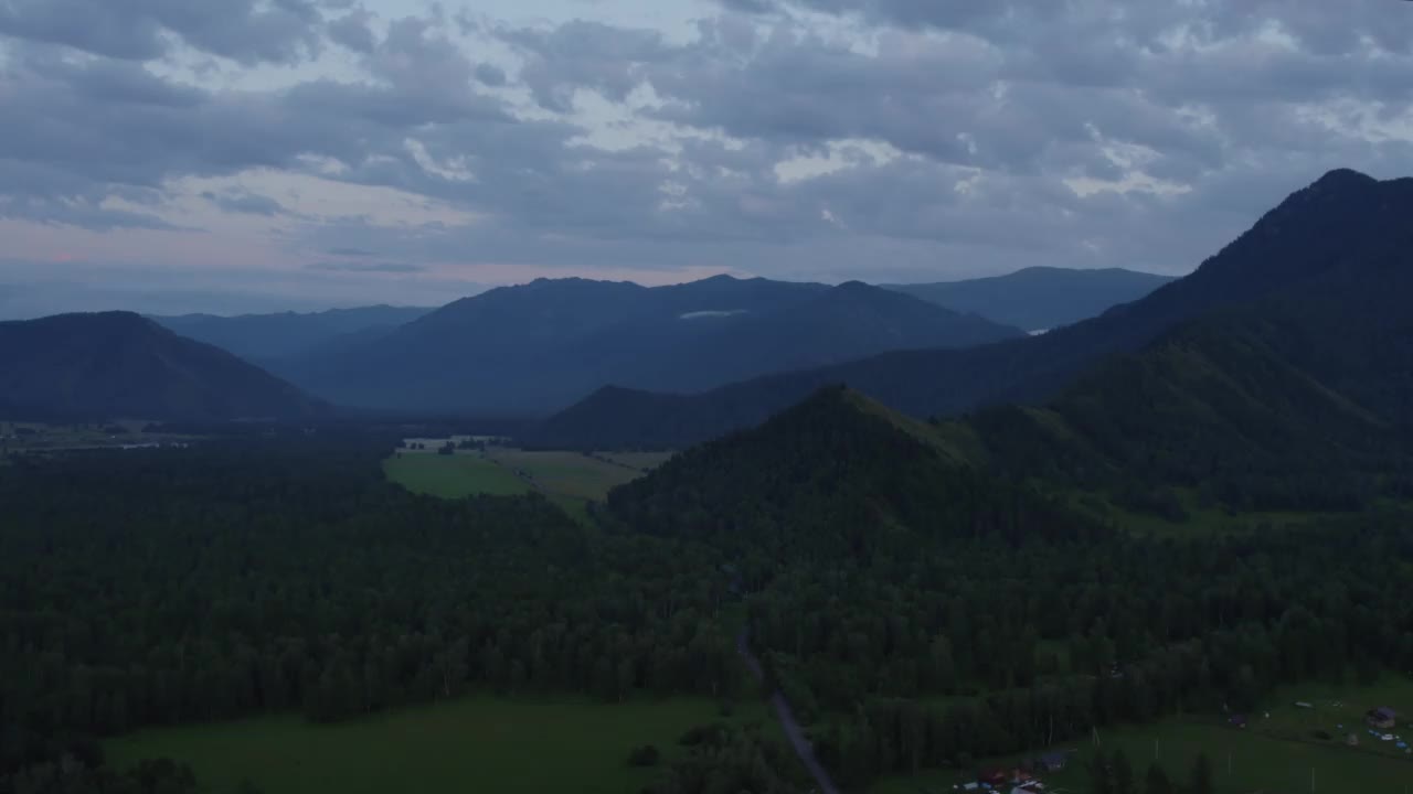 阿尔泰山谷中雄伟的山脉在夕阳下的天空视频素材