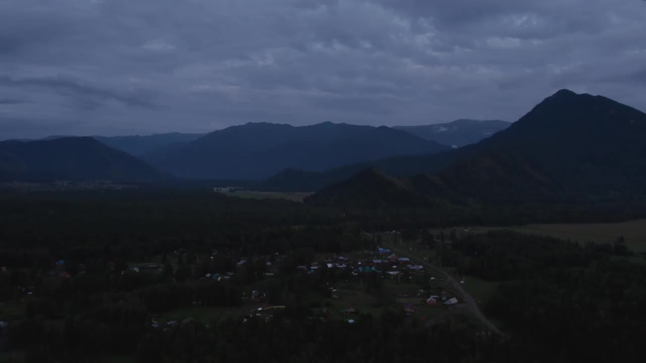 阿尔泰山谷的天线和夕阳下的乡村房屋视频素材