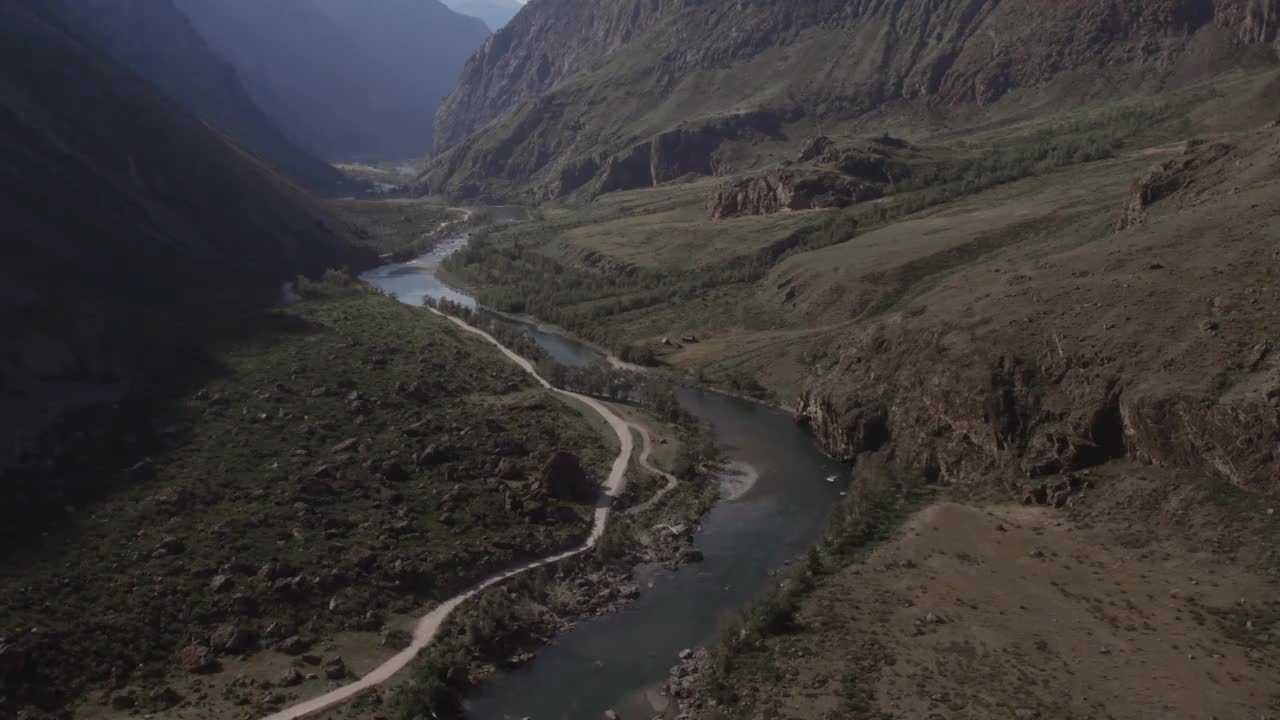 阿尔泰山脉之间的楚利希曼河，天空湛蓝清澈视频素材