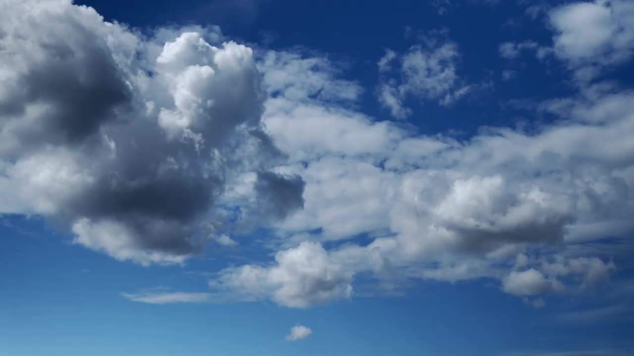 夏日的天空飘着蓬松的云朵。和平的天空景观视频素材