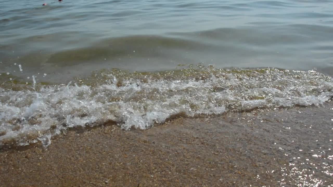 海浪。青绿色的水。夏天的大海，沙滩。温暖的夏天，阳光，休息。设计背景。视频素材