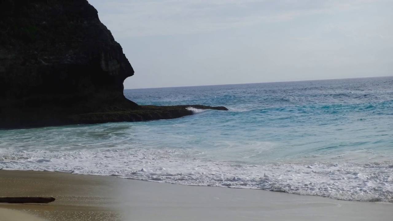 碧绿的海浪在遥远岛屿的海岸线上翻滚视频素材