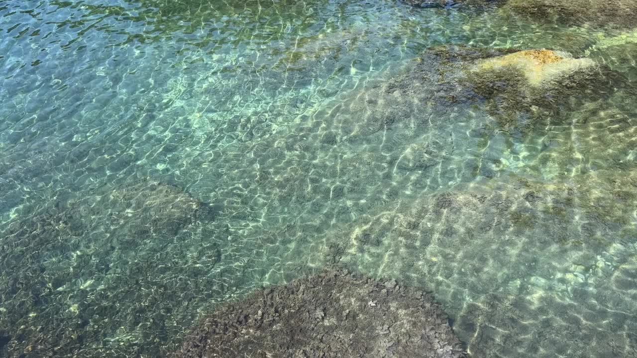 海水呈蓝绿色透明的暗礁表面。天堂泻湖上闪闪发光的美丽海景。视频素材