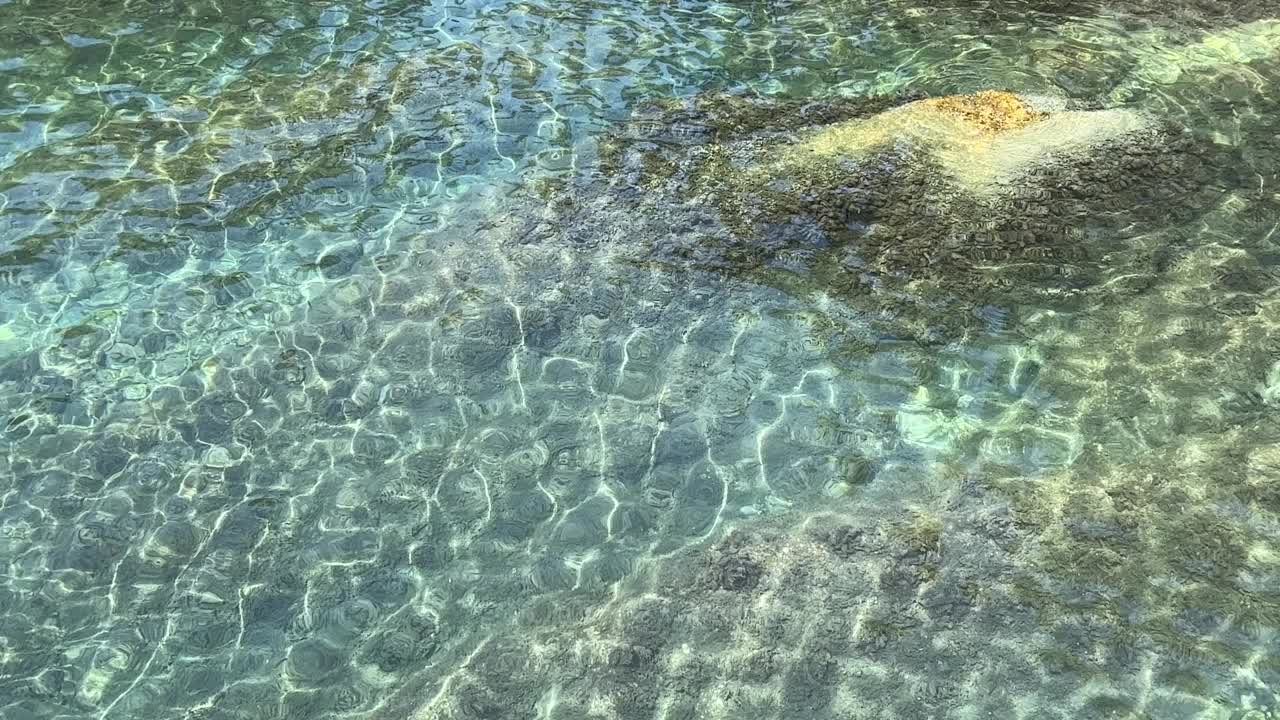 海水碧蓝清澈的表面。天堂泻湖上闪闪发光的美丽海景。视频素材