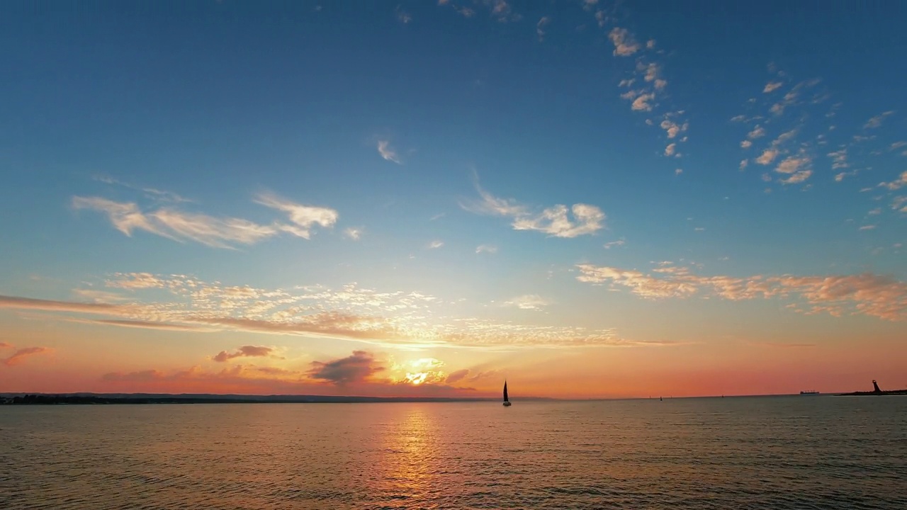 美丽的云景在海上，夕阳的时间流逝。视频素材