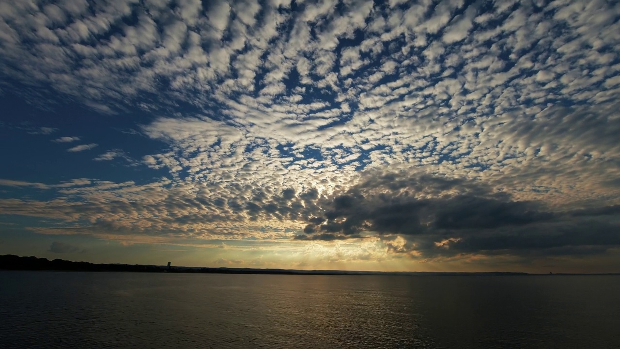 美丽的云景在海上，夕阳的时间流逝。视频素材