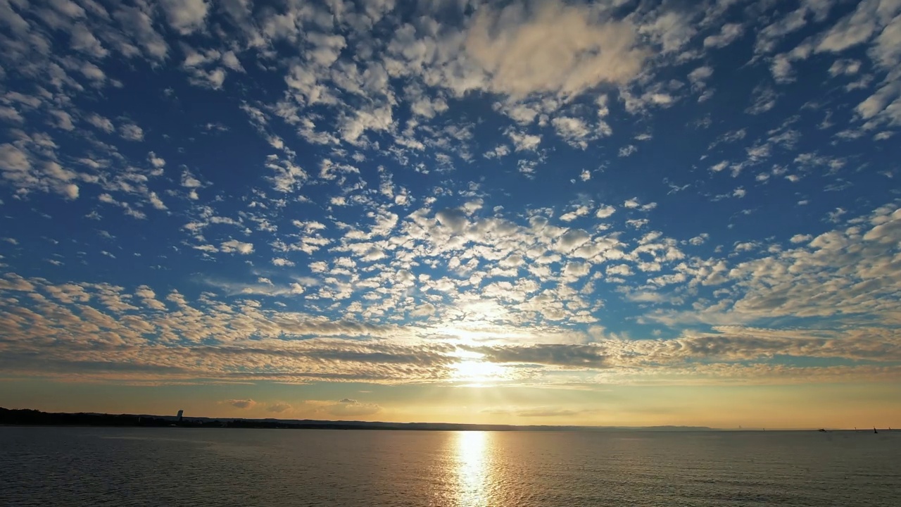 美丽的云景在海上，夕阳的时间流逝。视频素材