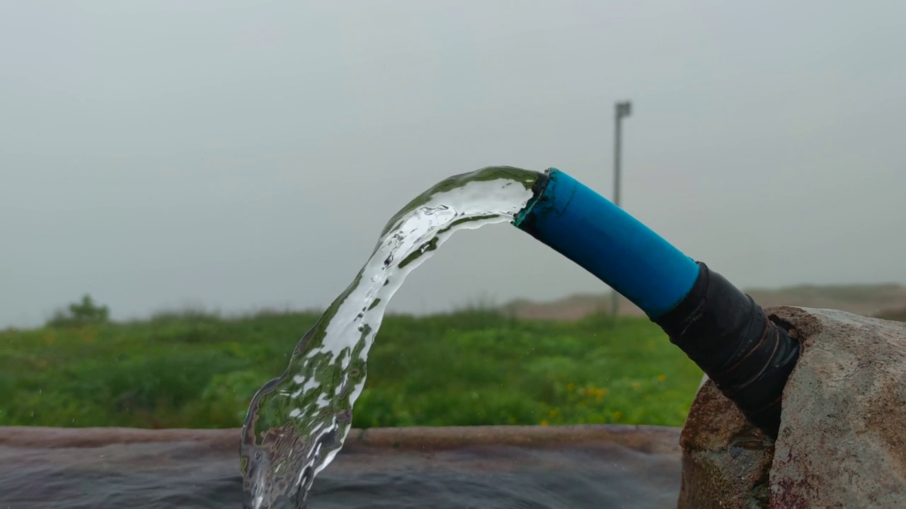 山上有天然的泉水，雨水下有绿意视频素材