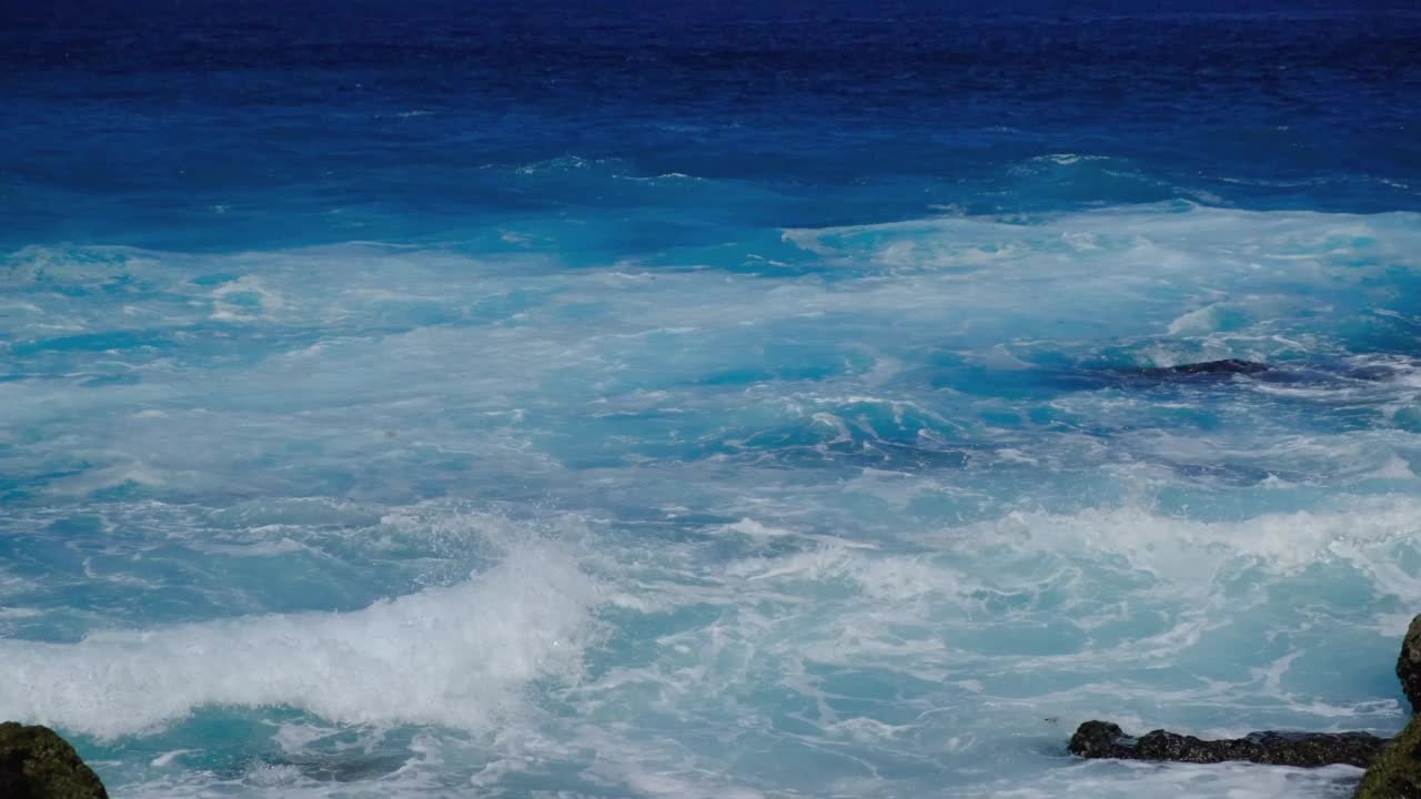 蓝色的波浪，海水的运动视频素材